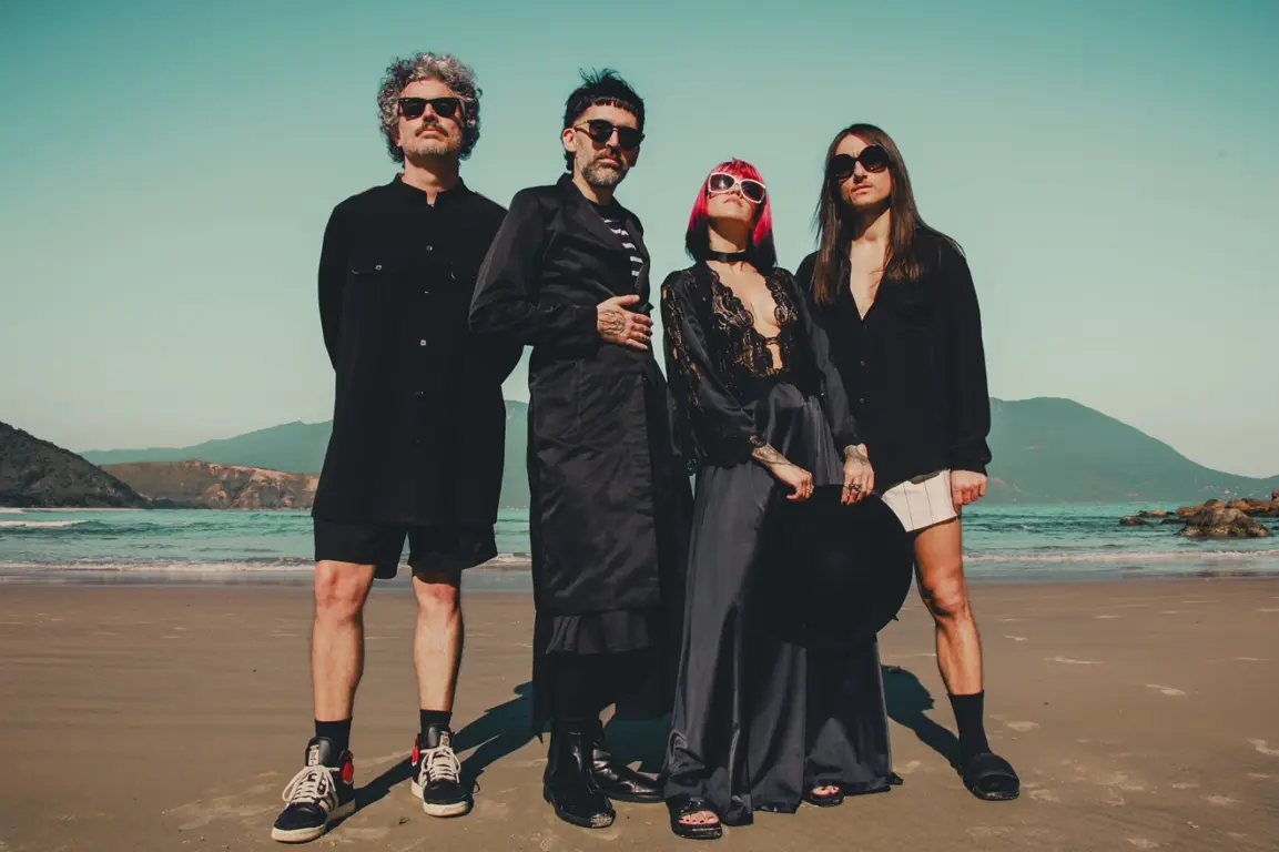 Supercombo anuncia novo álbum e revela single inédito “Piseiro Black Sabbath”