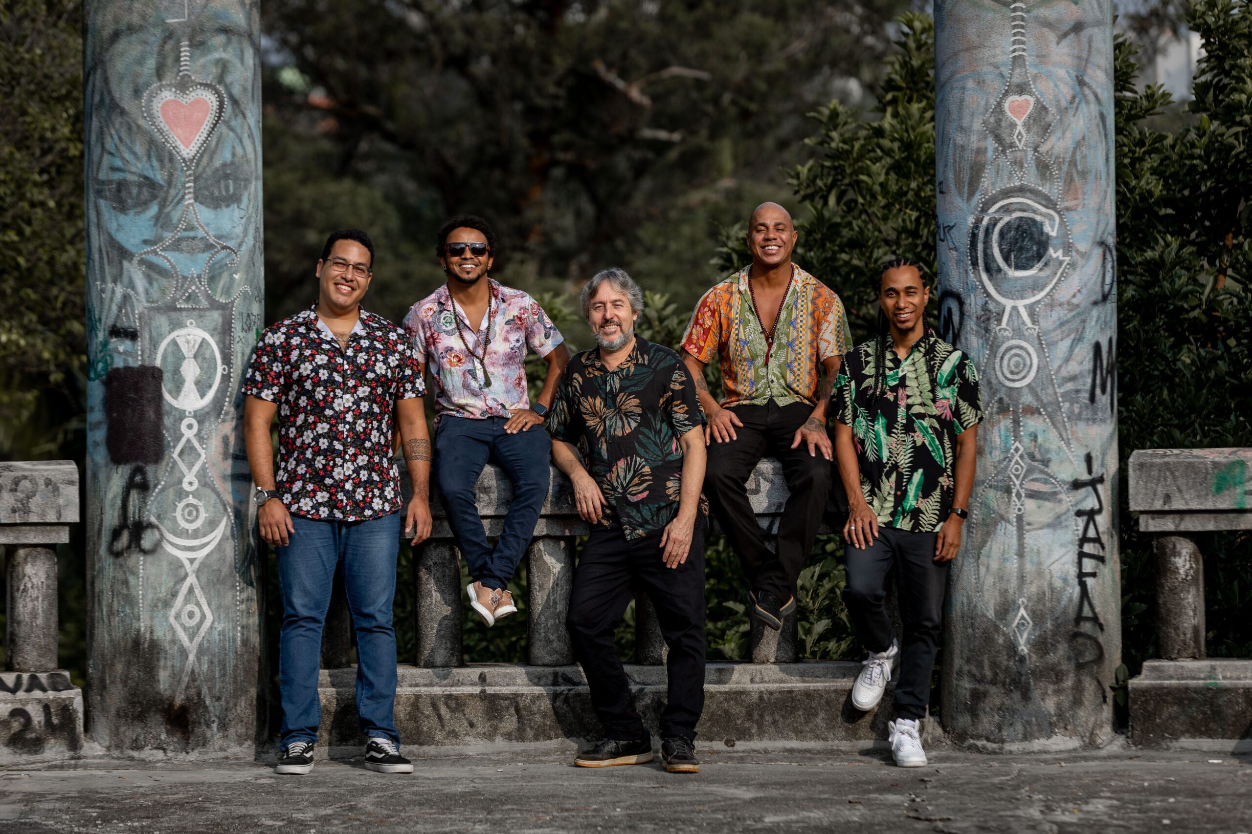 Comemorando 25 anos de estrada, a banda Peixelétrico lança um álbum que une forró, MPB e poesia, com participações de Marcelo Jeneci, Tato do Falamansa e mais.