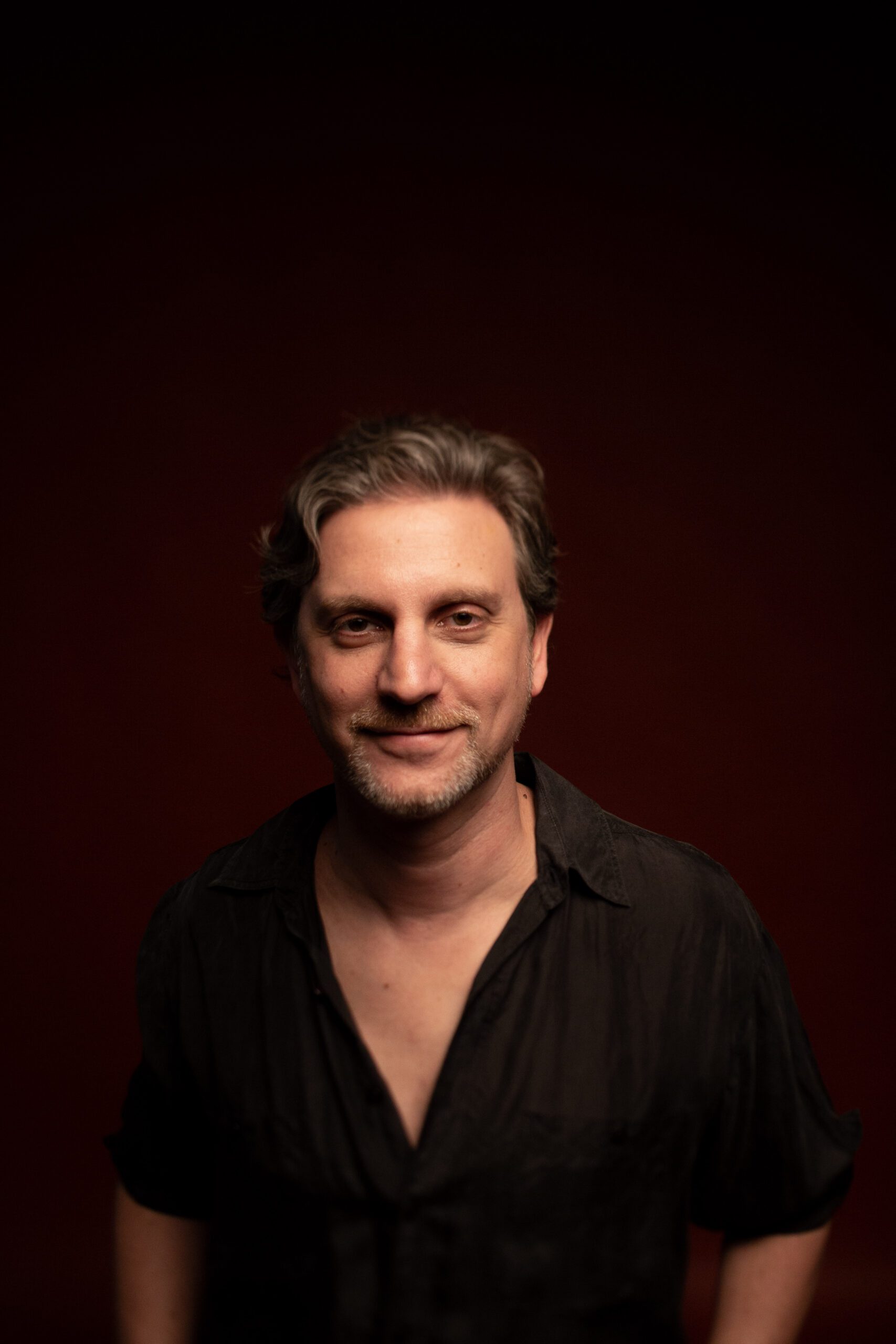 Téo Ruiz apresenta “Espera”, seu primeiro álbum solo com voz e piano. Um disco minimalista e sensível que revisita clássicos e canções autorais com nova roupagem.