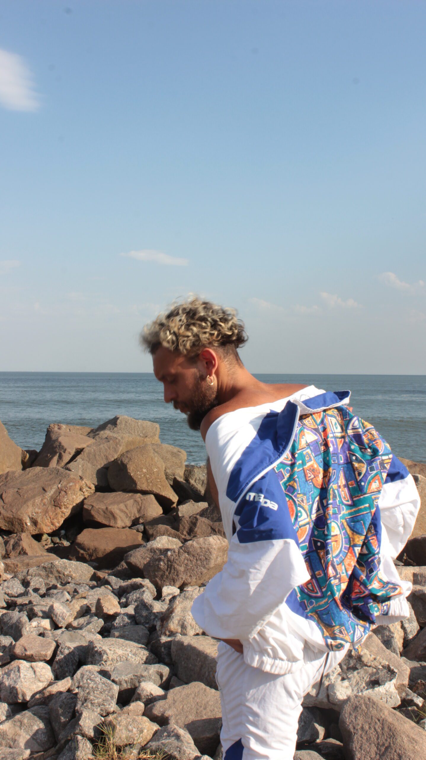 Conheça Luníco, o cantor que mistura MPB, rock e hip-hop para contar histórias de identidade e pertencimento